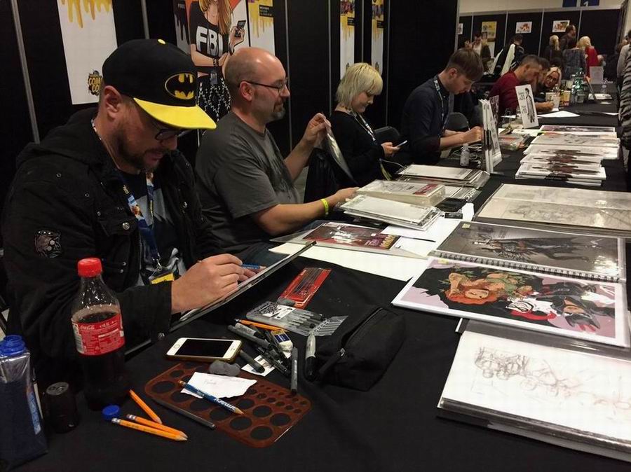 comic-con-berlin-2016-bekannte-comic-zeichner-beim-signieren-ihrer-werke