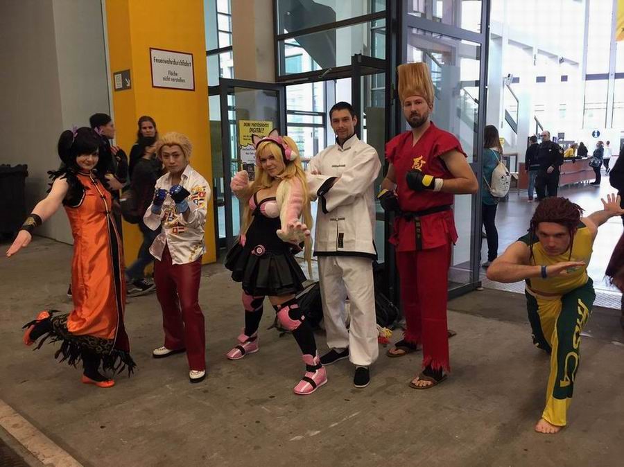 comic-con-berlin-2016-gruppe-von-cosplayern-im-eingangsbereich-der-messe-berlin