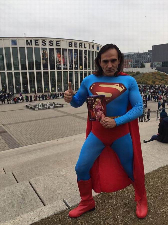 comic-con-berlin-2016-superman-darsteller-mit-comicladies-band-1-geschichten-aus-der-erotikwelt-vor-der-messe-berlin