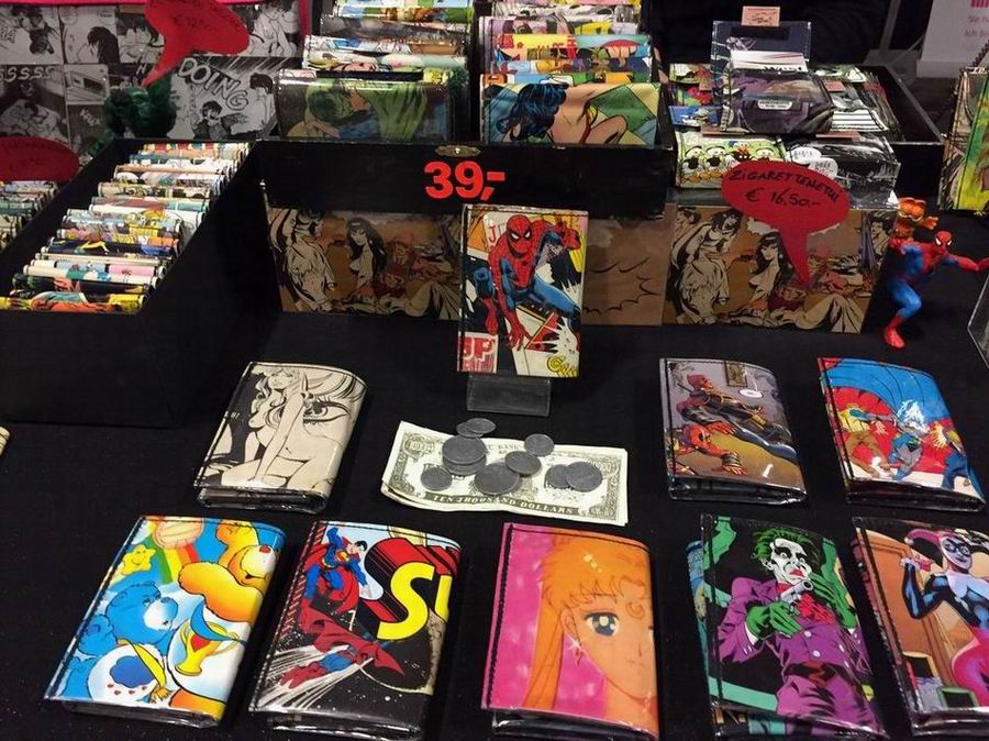 comic-con-berlin-2016-verkauf-von-taschen-und-geldborsen-mit-bildern-von-comichelden-superman-und-erotischen-comic-motiven